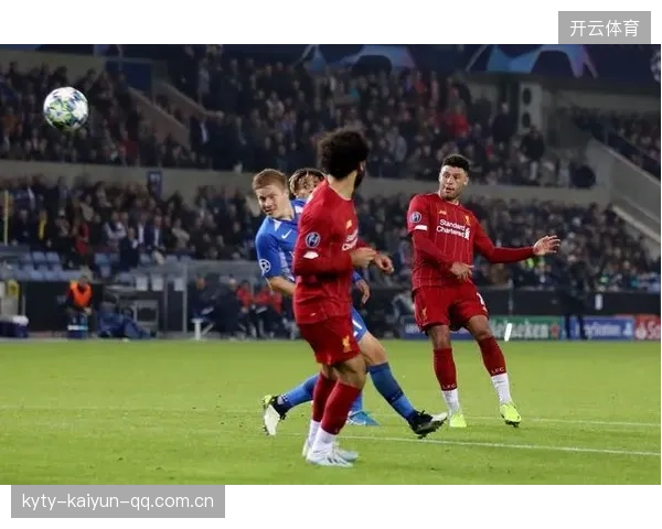 利物浦快速传球切入禁区，萨拉赫搓射偏了——从现场到训练场的进攻美学